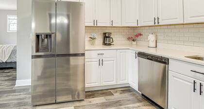 4 Mi to Universities: Quaint Parkville Apartment!