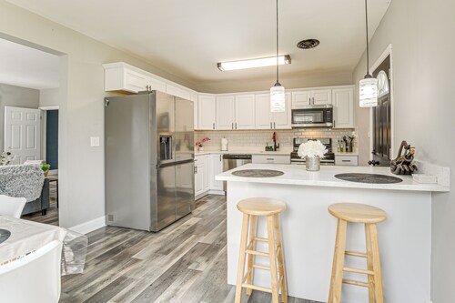 4 Mi to Universities: Quaint Parkville Apartment!