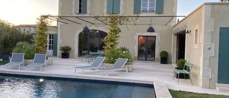 4 عدّة غرف نوم وخدمة الإنترنت