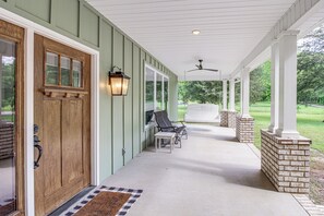 Interior - Great for Groups: Family Creekside Home in Loretto (Loretto)