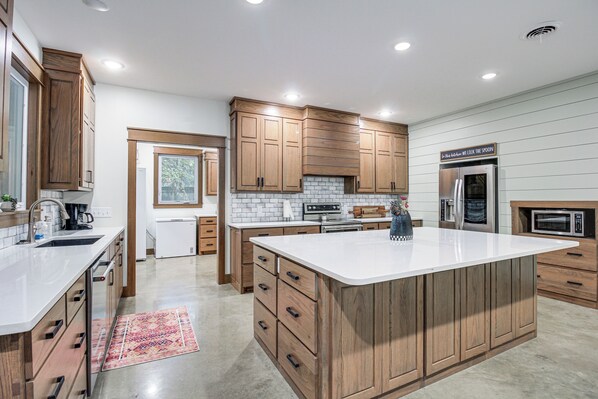 House (6 Bedrooms) | Interior - Great for Groups: Family Creekside Home in Loretto (Loretto)