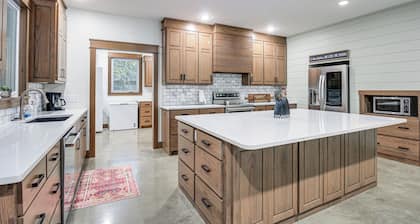 Great for Groups: Family Creekside Home in Loretto