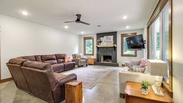 House (6 Bedrooms) | Interior