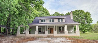 Great for Groups: Family Creekside Home in Loretto