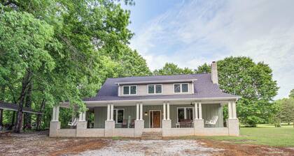 Great for Groups: Family Creekside Home in Loretto