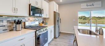 Modern Millville Home: 5 Mi to Beach & Boardwalk!