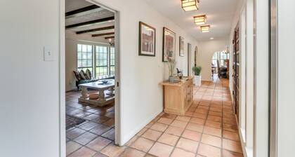 2 Mi to Dtwn: Spacious Angleton Home w/ Courtyard!