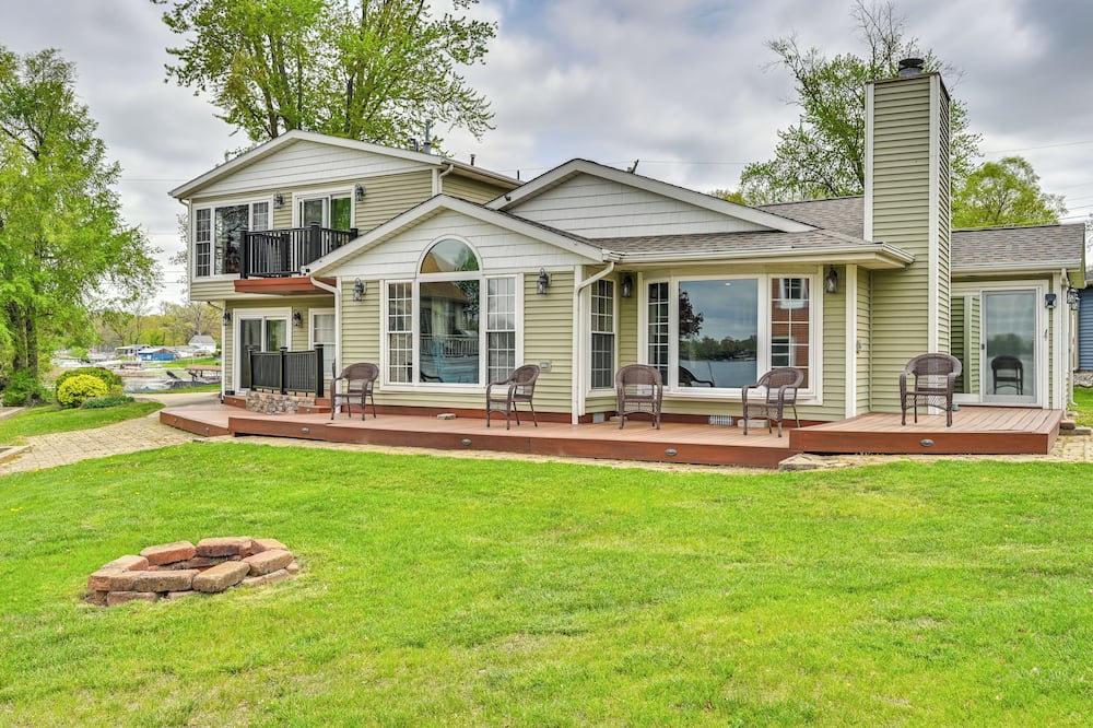 Scenic Views: Spacious Webster Lake House! - Larwill, IN