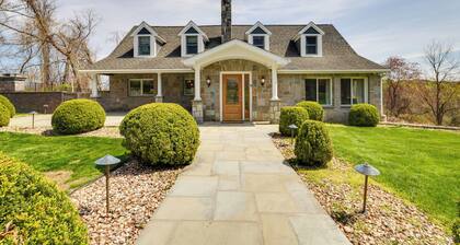 Outdoor Entertainment Areas: Spacious Katonah Gem!