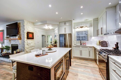 Modern Condo + Golf Course View, Near Hiking!