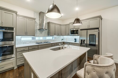 10 Mi to Dtwn Dallas: Sleek Retreat w/ Balcony