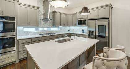 10 Mi to Dtwn Dallas: Sleek Retreat w/ Balcony