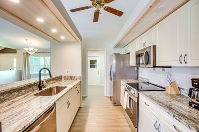 7 Mi to Beach: Family-friendly Englewood Escape!