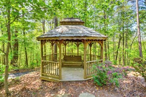 House (4 Bedrooms) | Interior - Deck & Game Room: Mountaintop Hideaway in Tiger! (Tiger)