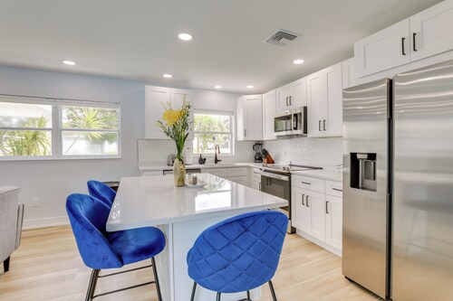 3 Mi to Beach: Modern Retreat in Largo!