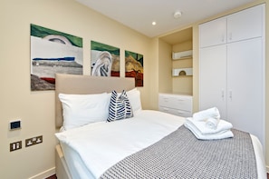 Apartment, Accessible | 4 bedrooms, Internet - Chic Four Bedroom Flat With Stunning Poplar Views (London)