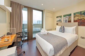 4 bedrooms, Internet - Chic Four Bedroom Flat With Stunning Poplar Views (London)