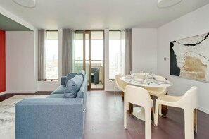4 bedrooms, Internet - Chic Four Bedroom Flat With Stunning Poplar Views (London)