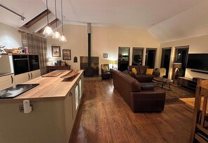 Smart TV, fireplace, DVD player, books