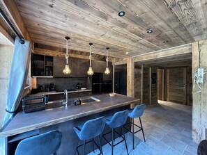 Réfrigérateur, four à micro-ondes, un four, surface de cuisson
