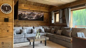 TV connectée, cheminée, baby-foot, livres