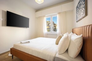 2 bedrooms, desk, iron/ironing board, WiFi