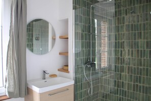 Secador de cabelo, toalhas de banho, sabonete, shampoo
