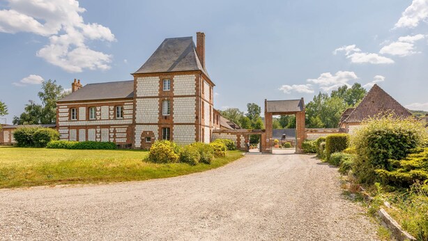 A large, historic building with a gravel driveway leading to a gated entrance. - Charming stone house 13 p, private garden & fireplace near Baie de Somme (Beauchamps)