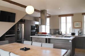 Fridge, coffee/tea maker