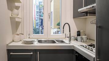 Apartment, City View | Private kitchen | Electric kettle