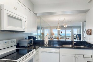 Réfrigérateur, micro-ondes, plaque de cuisson, lave-vaisselle