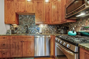 Fridge, microwave, oven, stovetop - Charming Frisco Getaway – Cozy 1BR Retreat Near Main Street and Ski Resorts! (Frisco)
