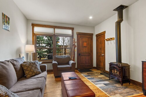 Charming Frisco Getaway – Cozy 1BR Retreat Near Main Street and Ski Resorts!