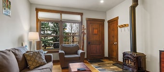 Charming Frisco Getaway – Cozy 1BR Retreat Near Main Street and Ski Resorts!