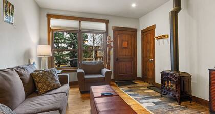 Charming Frisco Getaway – Cozy 1BR Retreat Near Main Street and Ski Resorts!