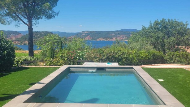 A rectangular swimming pool with a clear view of a lake and hills in the background. - Villa T5 Swimming pool with view of Lac du Salagou (Liausson)