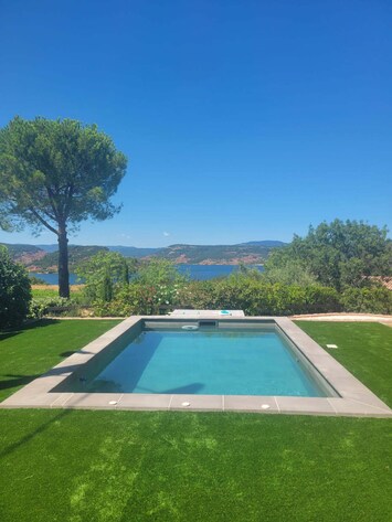 Piscine à jets hydro-massants et nage à contre courant avec vue du SALAGOU 