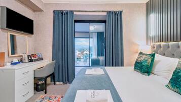 Deluxe Suite, Mountain View | Egyptian cotton sheets, premium bedding, down duvets, free WiFi