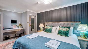 Suite, Mountain View | Egyptian cotton sheets, premium bedding, down duvets, free WiFi