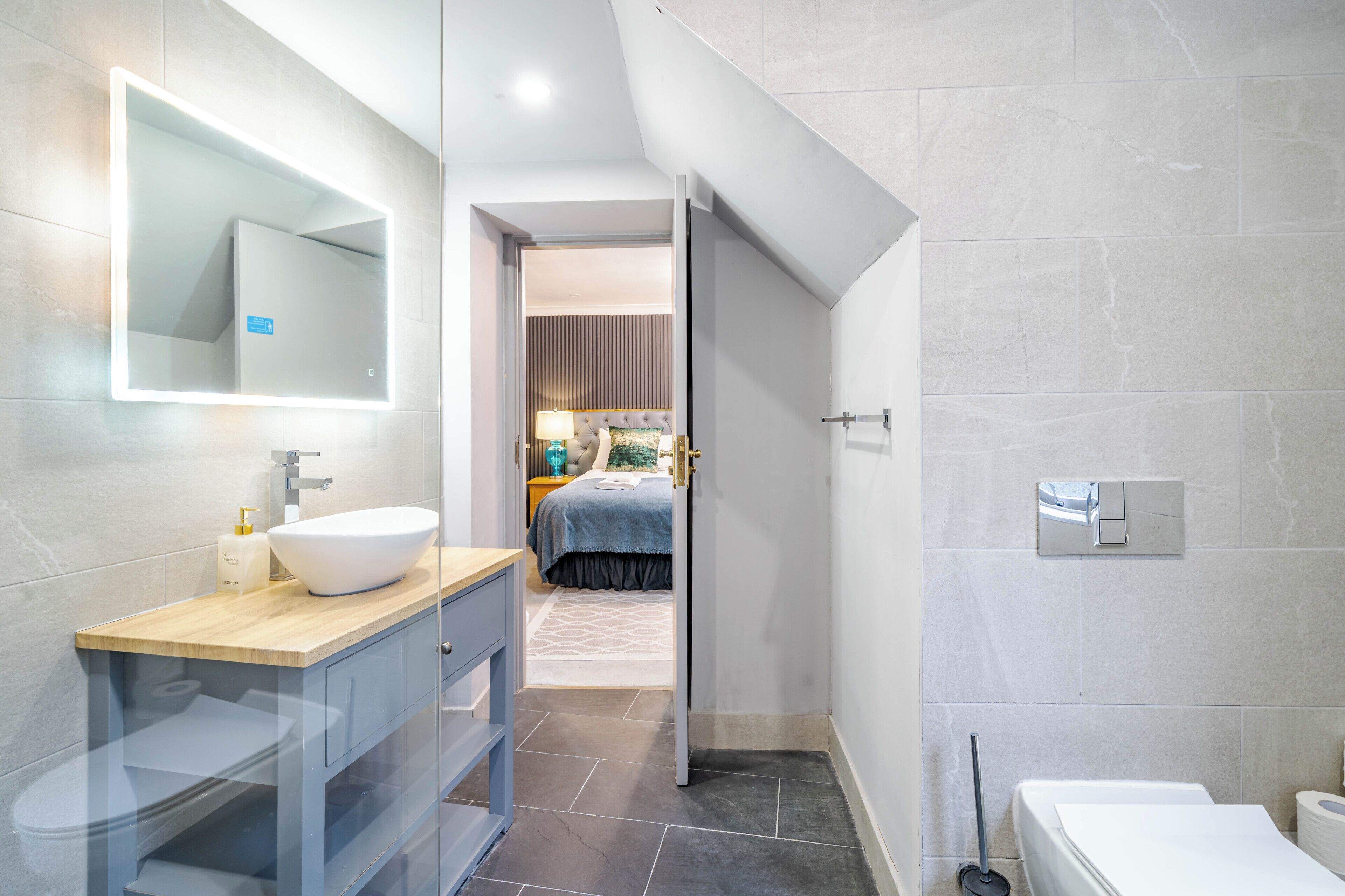 Quarto casal luxo | Banheiro | Produtos de toalete grátis, secador de cabelo, toalhas de banho, shampoo