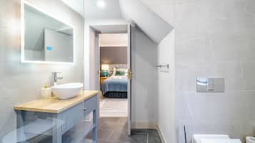 Quarto casal luxo | Banheiro | Produtos de toalete grátis, secador de cabelo, toalhas de banho, shampoo
