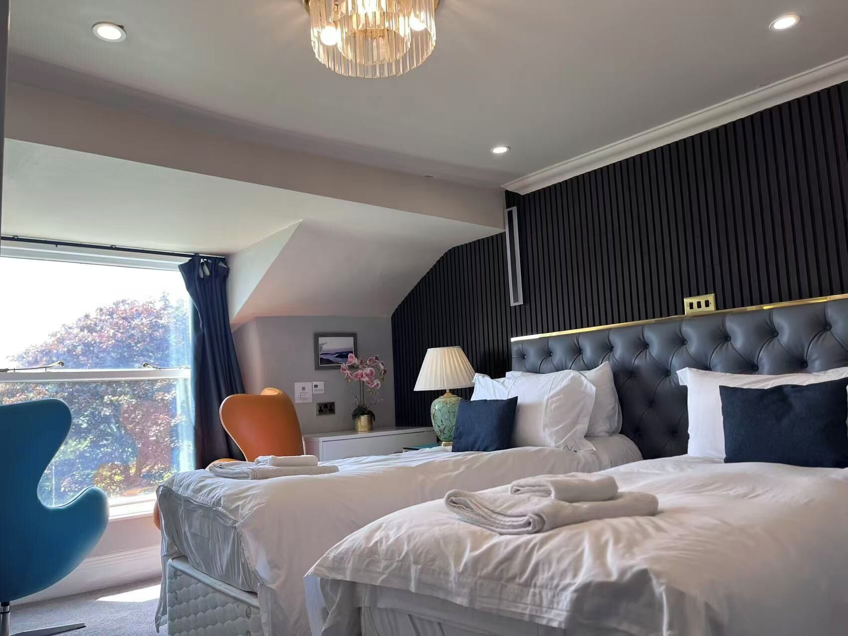 デラックス ダブルルーム マウンテンビュー | 高級寝具  、羽毛の掛け布団、WiFi (無料)