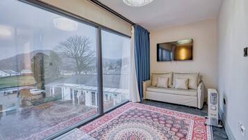 Deluxe Suite, Mountain View | Egyptian cotton sheets, premium bedding, down duvets, free WiFi