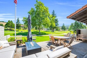 Outdoor dining - Luxe Condo w/ Scenic Golf Views + BBQ + Fire pit (Napa)