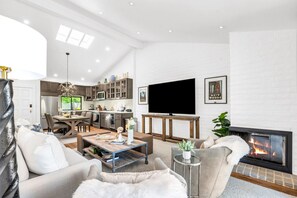 Téléviseur connecté, foyer, livres, écran d’ordinateur