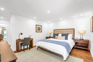 2 chambres, bureau, fer et planche à repasser, lit de bébé portatif