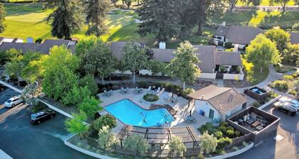 Fresh & Modern 2BR, Pool, Golf Views