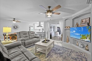 Smart TV - Spacious 4-bedroom POOL home: Quick gulf access by boat.. Best Sunsets in SW FL! (Cape Coral)