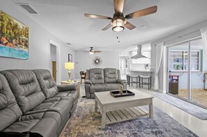 Smart TV - Spacious 4-bedroom POOL home: Quick gulf access by boat.. Best Sunsets in SW FL! (Cape Coral)