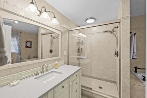 Douche, baignoire à remous, séchoir à cheveux, serviettes fournies